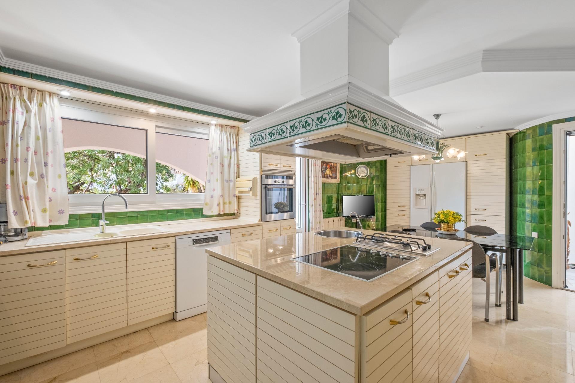  Chalet en venta directa con Plusvillas – C17345* – Villa con 5 dormitorios y 4 baños en Altea, (Costa Blanca), zona Altea La Vella 