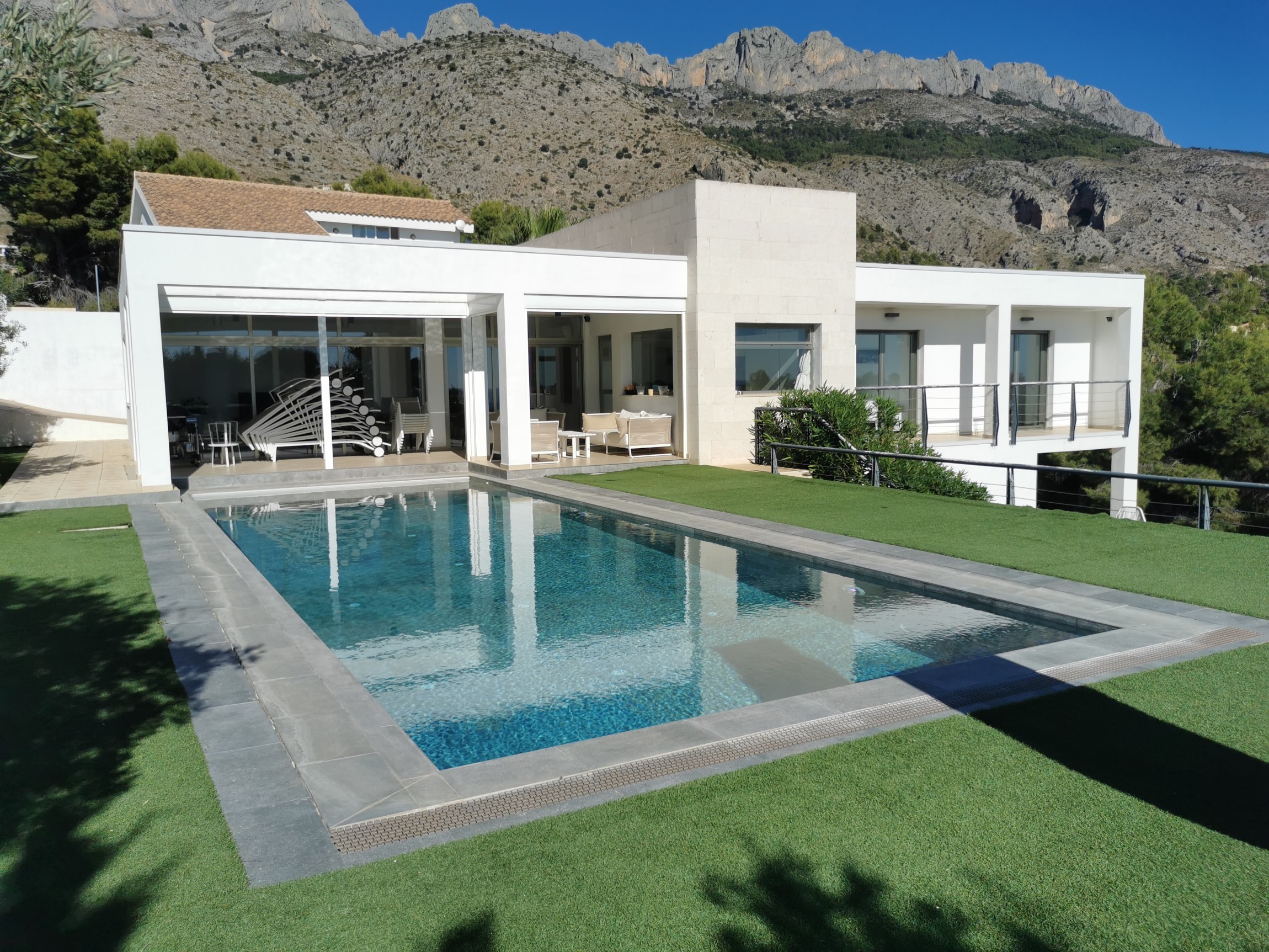  Villa en venta directa con PLUSVILLAS -C991- Villa de 5 dormitorios y 5 baños en Altea  
