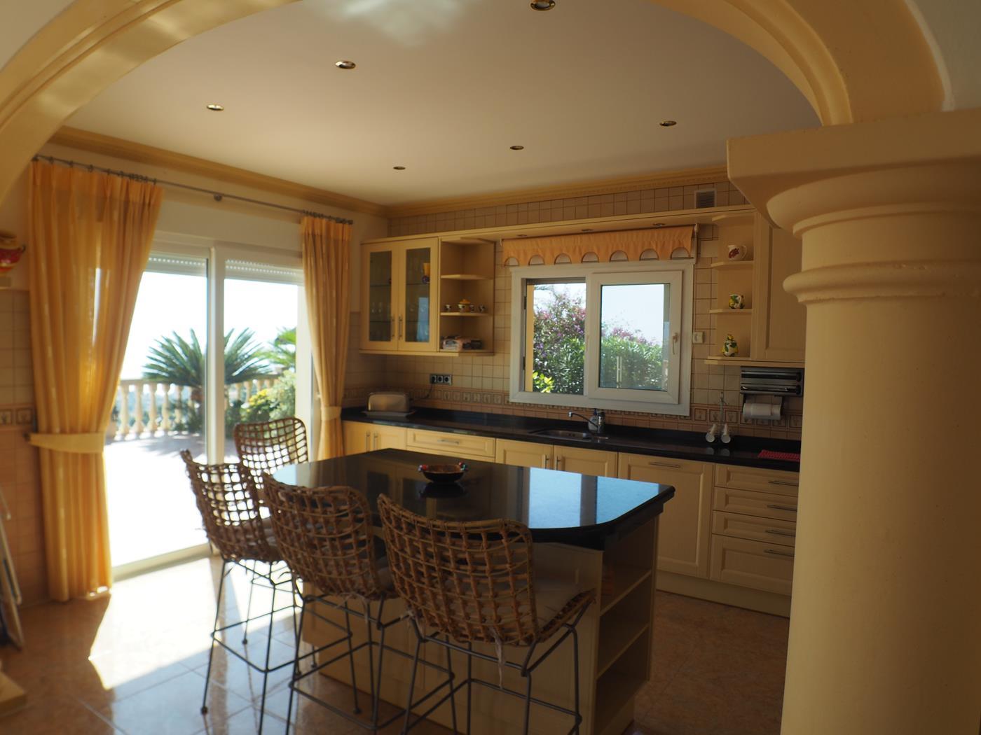  Chalet en venta directa con Plusvillas – C19015* – Villa con 4 dormitorios y 3 baños en Moraira-Teulada, (Costa Blanca), zona Benimeit 