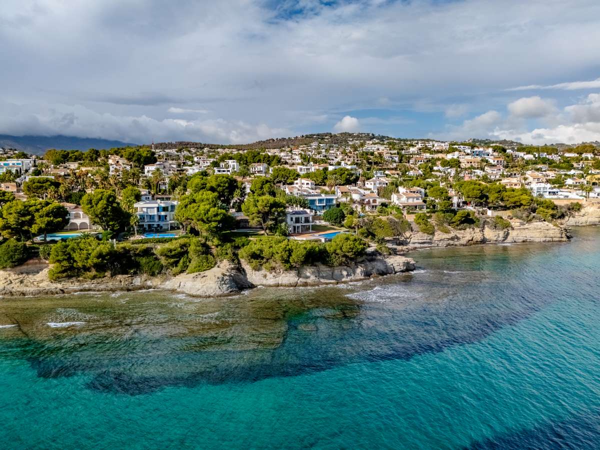  Chalet en venta directa con Plusvillas – C22035* – Villa con 5 dormitorios y 5 baños en Calpe, (Costa Blanca), zona Calpe 