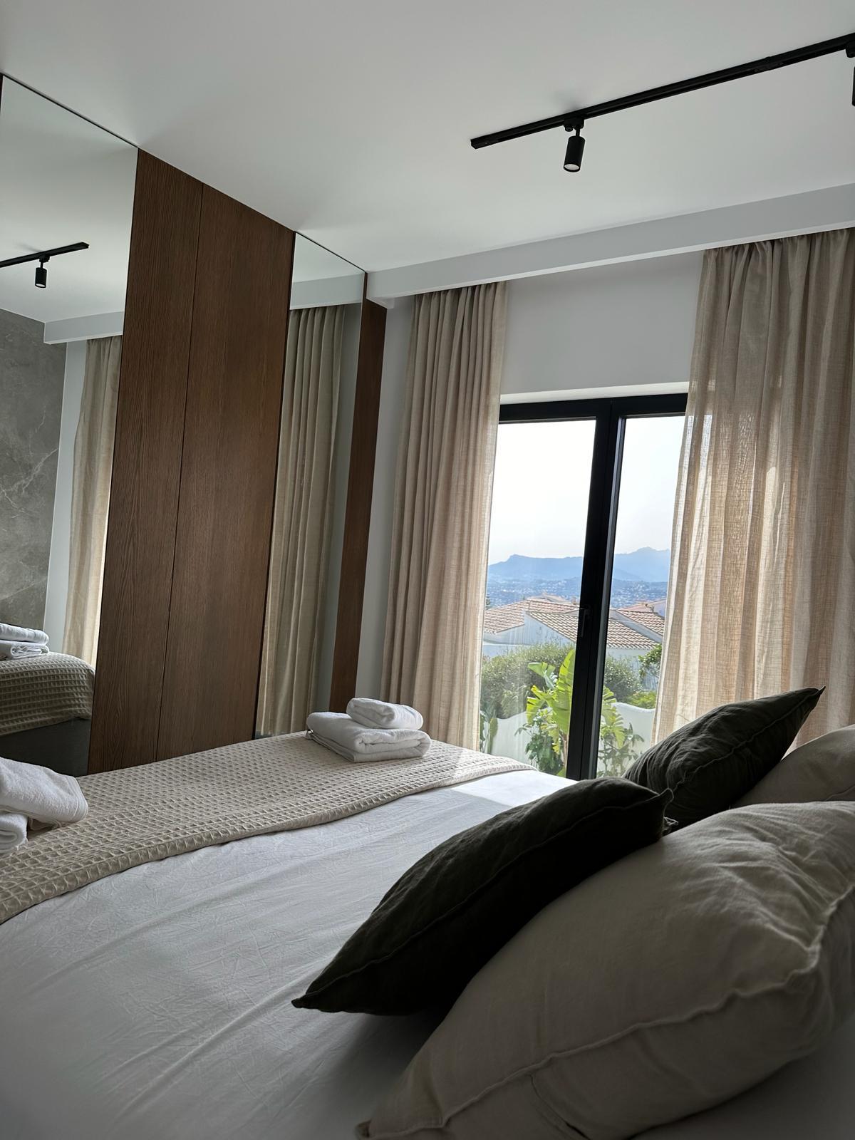  Chalet en venta con plusvillas -C121- Villas de 5 dormitorios en la Cumbre del sol con bonitas vistas al mar (Costa Blanca) 