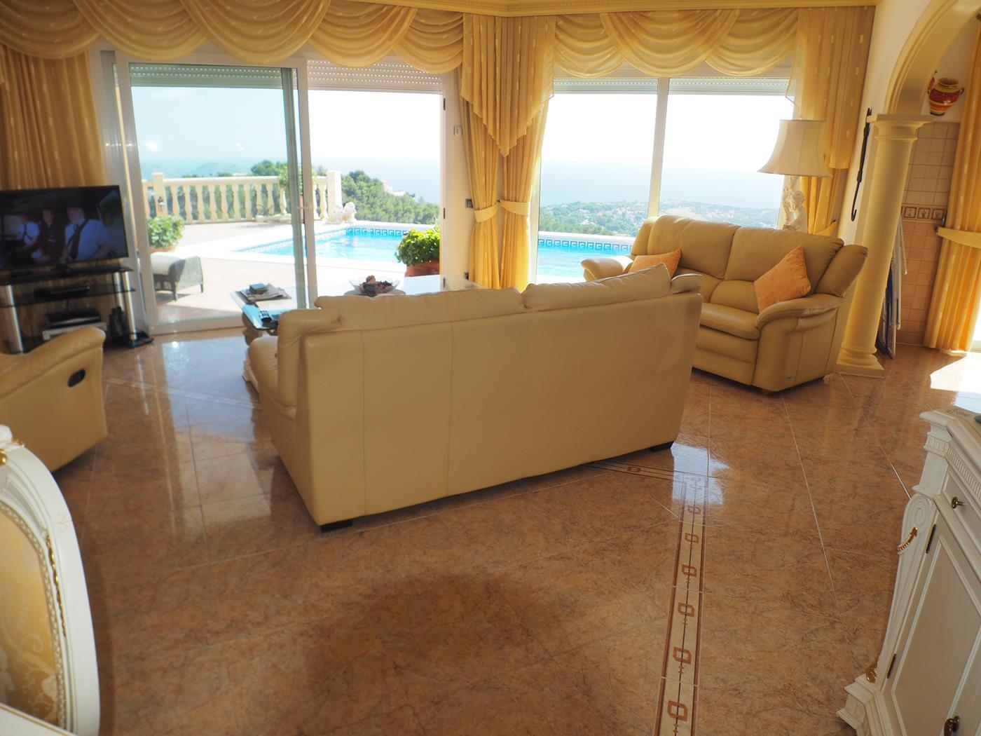  Chalet en venta directa con Plusvillas – C19015* – Villa con 4 dormitorios y 3 baños en Moraira-Teulada, (Costa Blanca), zona Benimeit 