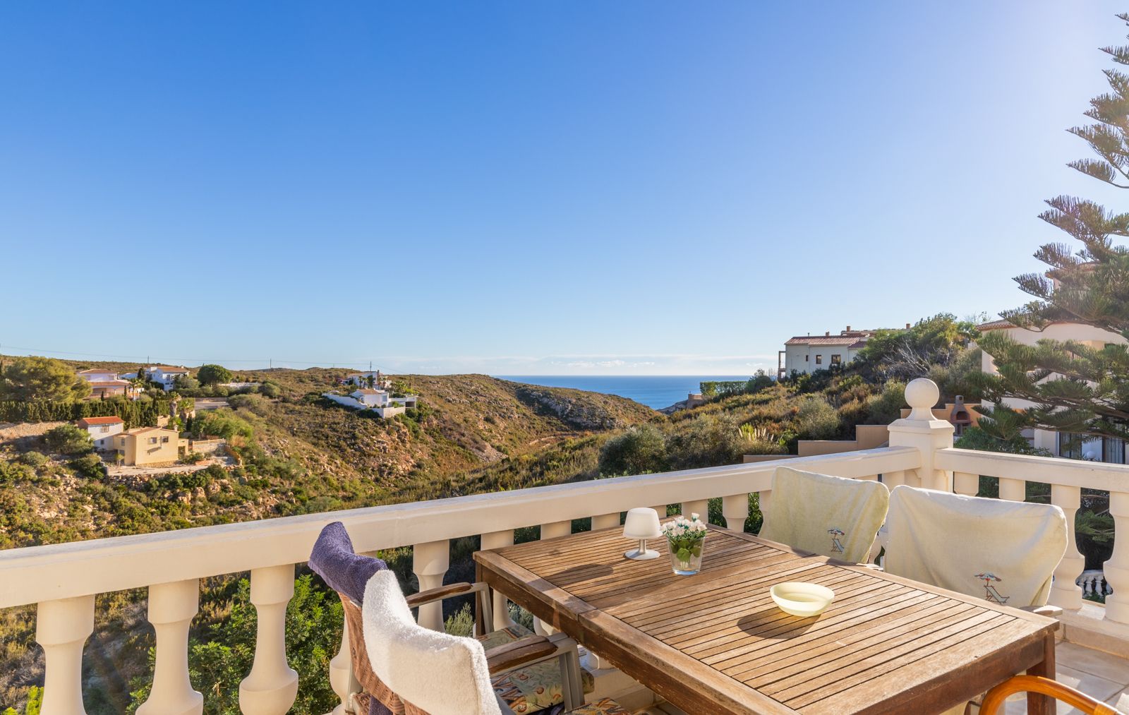  Chalet en venta directa con Plusvillas – C27022* – Villa con 4 dormitorios y 3 baños en Benitachell, (Costa Blanca), zona Cumbre del Sol 