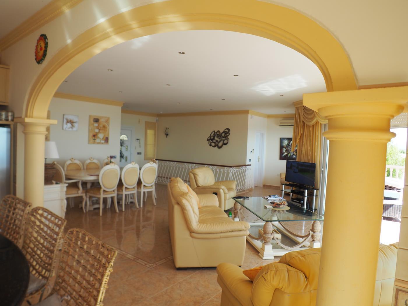  Chalet en venta directa con Plusvillas – C19015* – Villa con 4 dormitorios y 3 baños en Moraira-Teulada, (Costa Blanca), zona Benimeit 