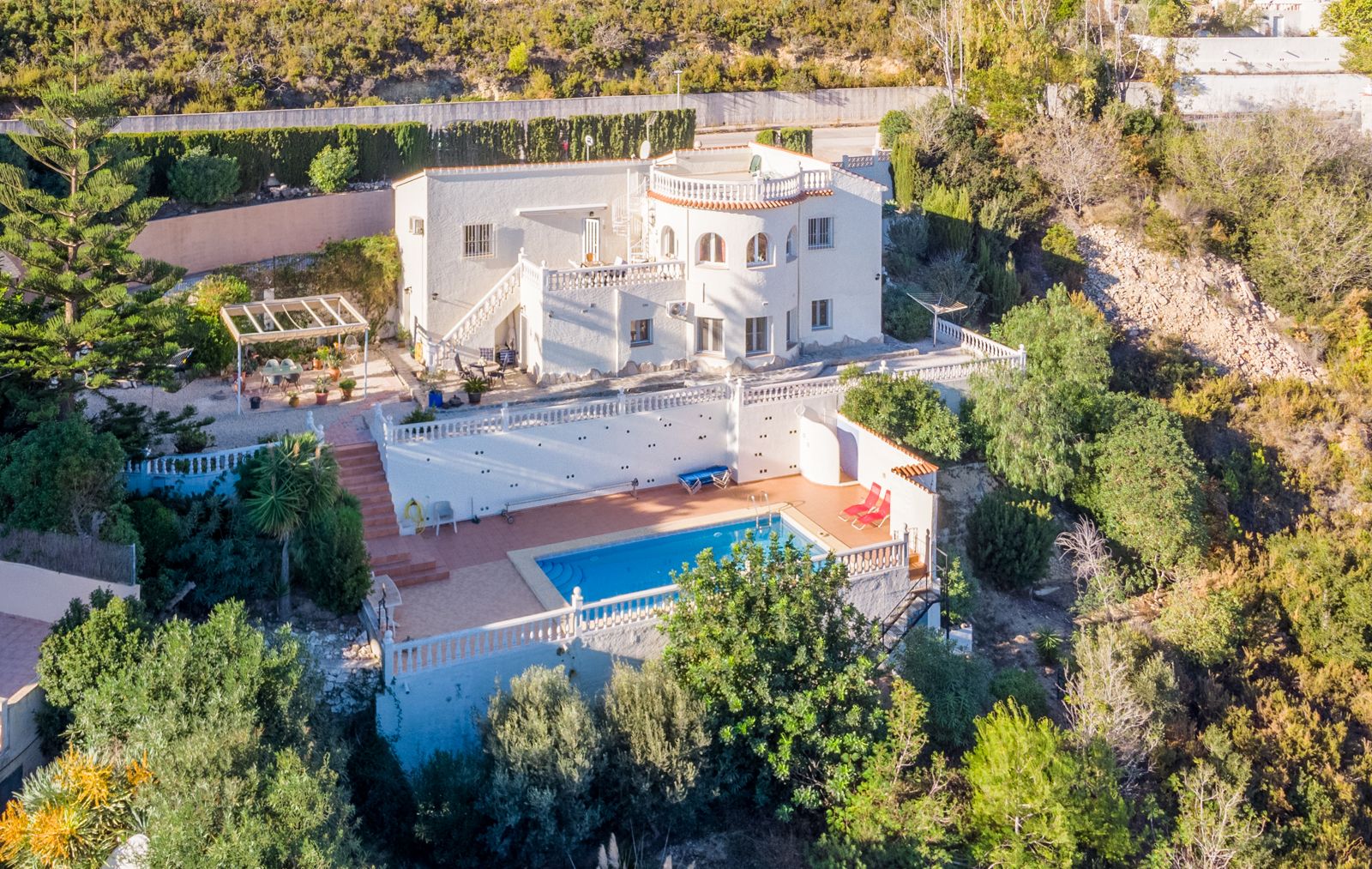  Chalet en venta directa con Plusvillas – C27022* – Villa con 4 dormitorios y 3 baños en Benitachell, (Costa Blanca), zona Cumbre del Sol 