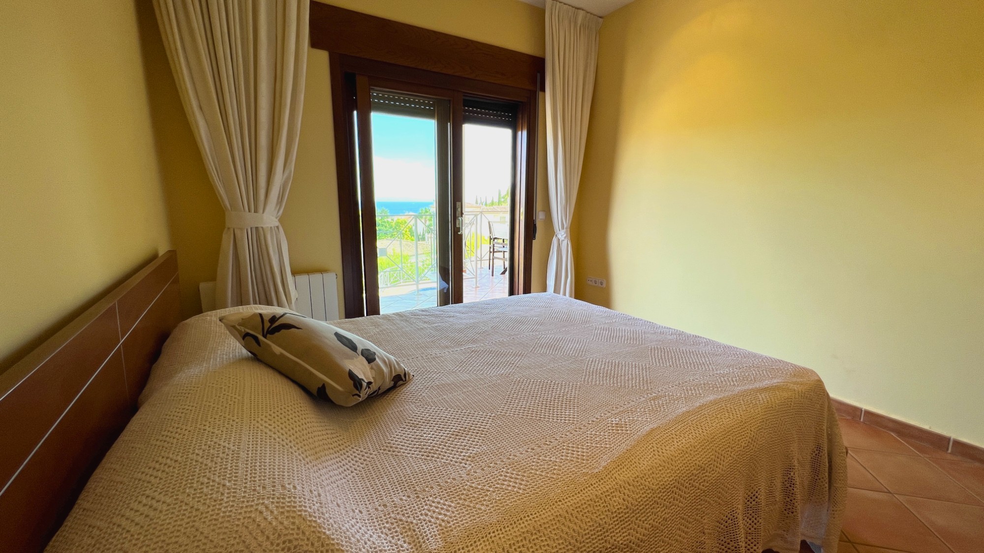  Chalet en venta directa con Plusvillas – C4166* – Villa con 6 dormitorios y 4 baños en Benissa Costa, (Costa Blanca), zona Baladrar 