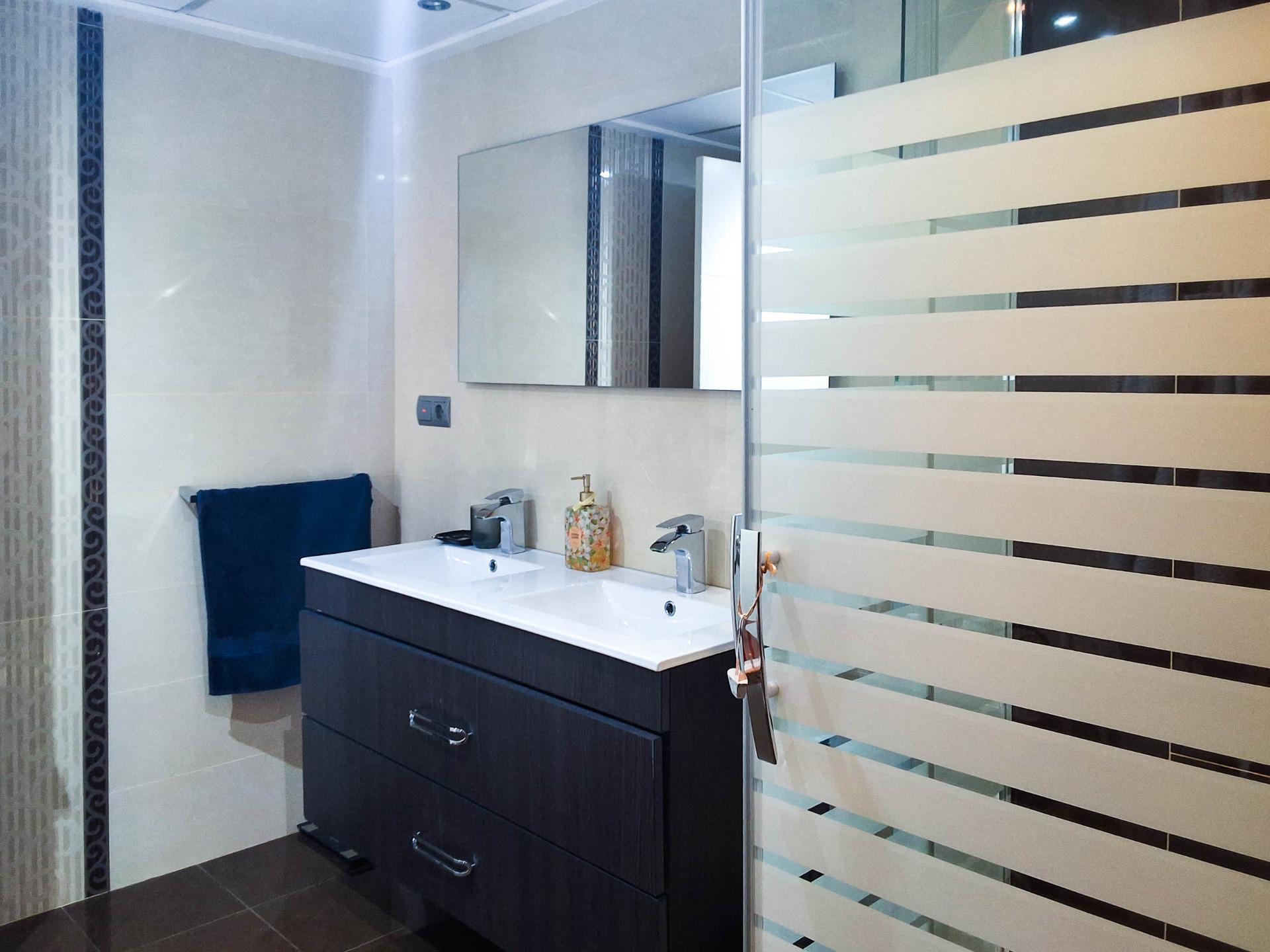  Apartamento en venta directa con Plusvillas – A17540* – Bonito apartamento de 2 dormitorios y 2 baños., (Costa Blanca), zona Benidorm 