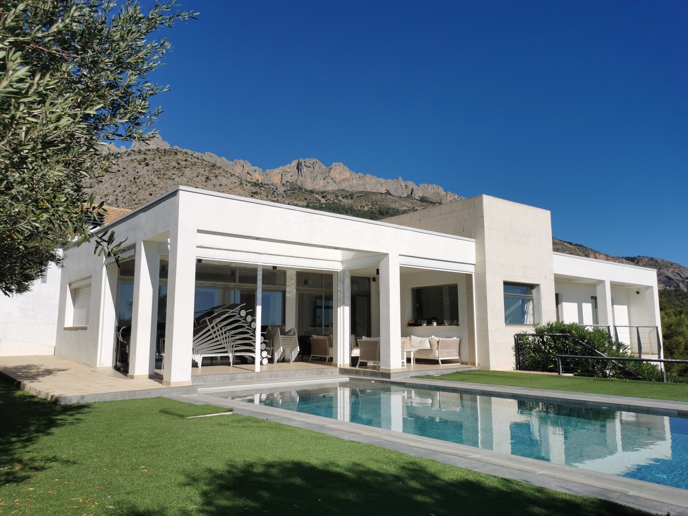  Villa en venta directa con PLUSVILLAS -C991- Villa de 5 dormitorios y 5 baños en Altea  