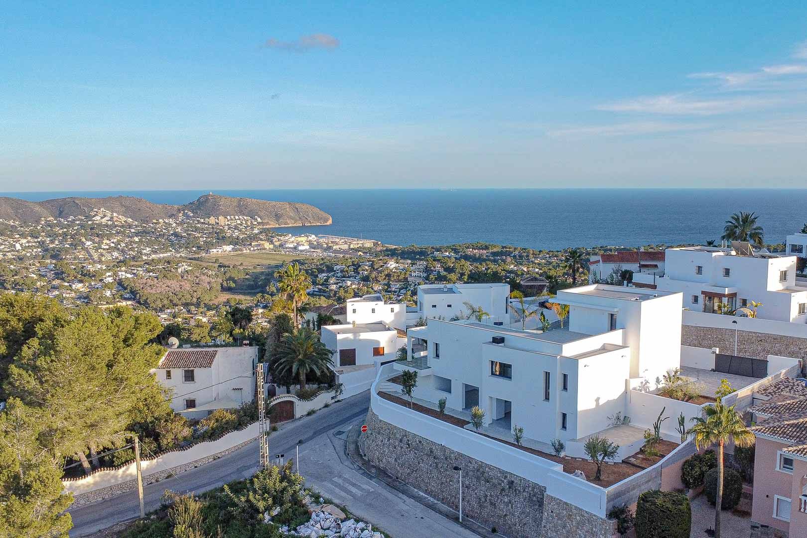  Villa en vente directe avec Plusvillas- C47*-Villa neuve avec 4 chambres et vue sur la mer à Moraira (Costa Blanca) 