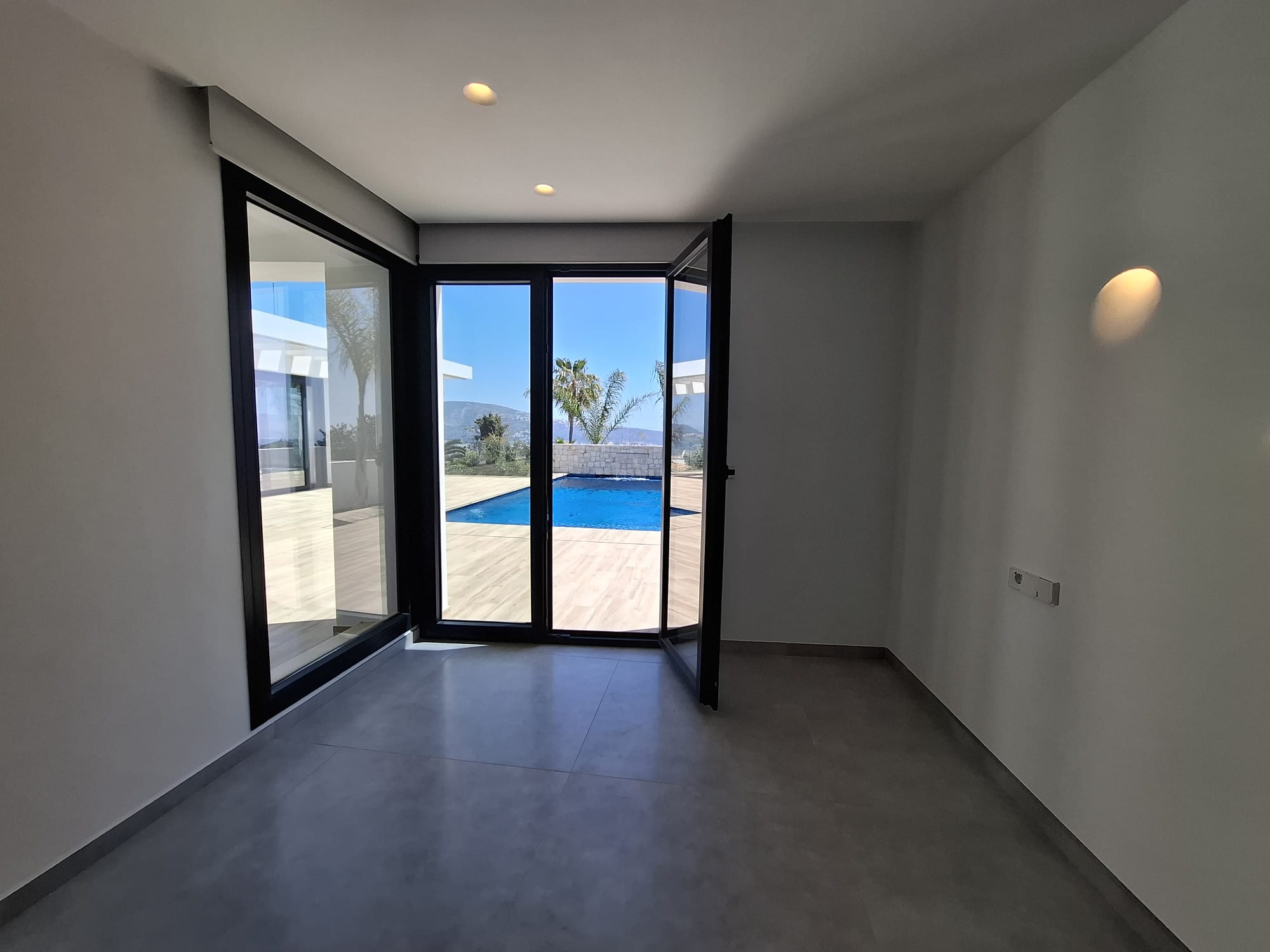  Villa en venta directa con Plusvillas- C47*-Villa de nueva construcción con 4 dormitorios y vistas al mar en Moraira (Costa Blanca) 