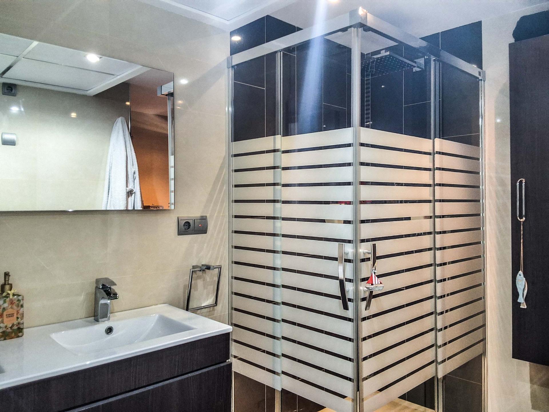  Apartamento en venta directa con Plusvillas – A17540* – Bonito apartamento de 2 dormitorios y 2 baños., (Costa Blanca), zona Benidorm 