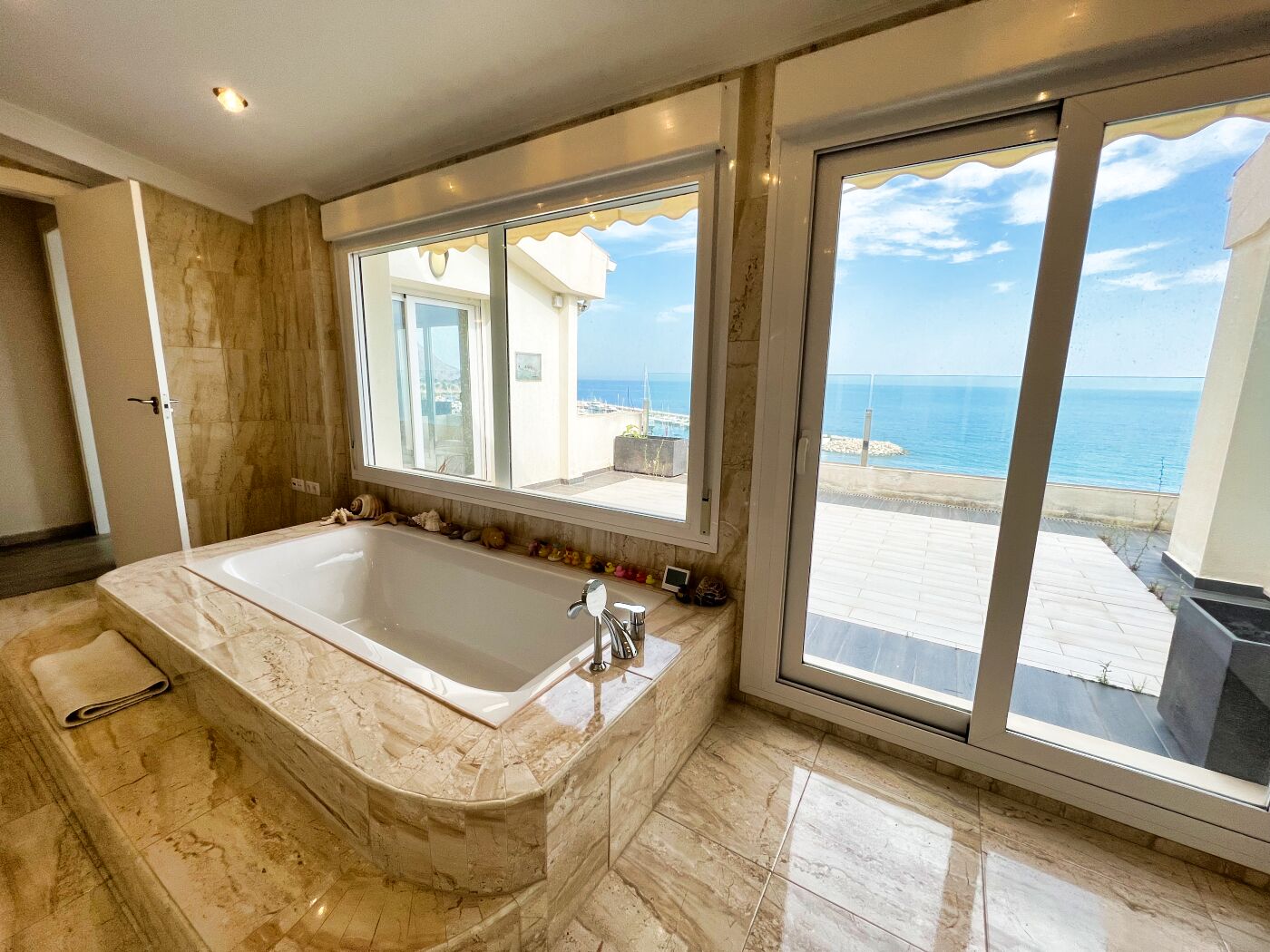  Chalet en venta directa con Plusvillas – C13035* – Villa con 4 dormitorios y 4 baños en Altea, (Costa Blanca), zona Mascarat 