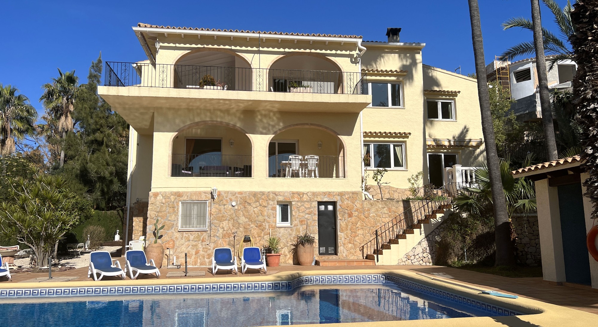  Chalet en venta directa con Plusvillas – C4103* – Villa con 6 dormitorios y 4 baños en Benissa Costa, (Costa Blanca), zona San Jaime 