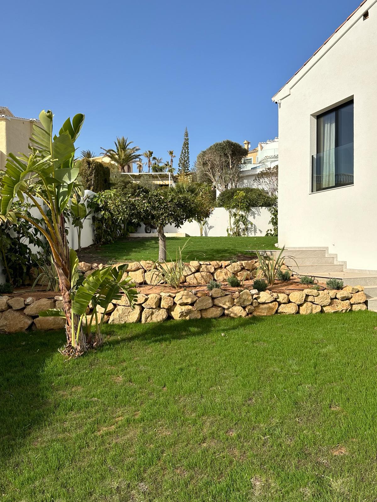  Chalet en venta con plusvillas -C121- Villas de 5 dormitorios en la Cumbre del sol con bonitas vistas al mar (Costa Blanca) 