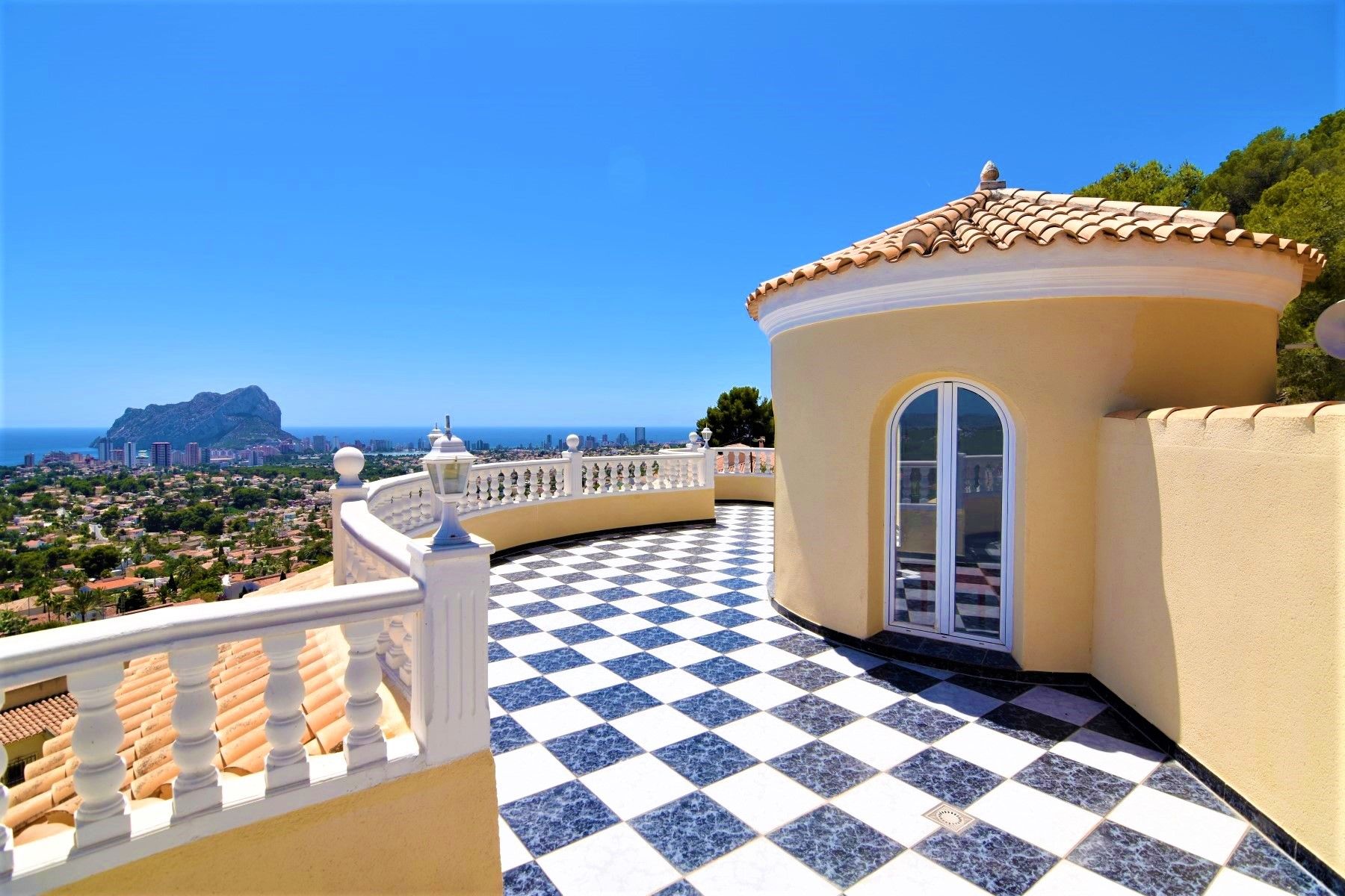  Chalet en venta directa con Plusvillas – C20008* – Villa con 4 dormitorios y 4 baños en Calpe, (Costa Blanca), zona Tosal de la Cometa 