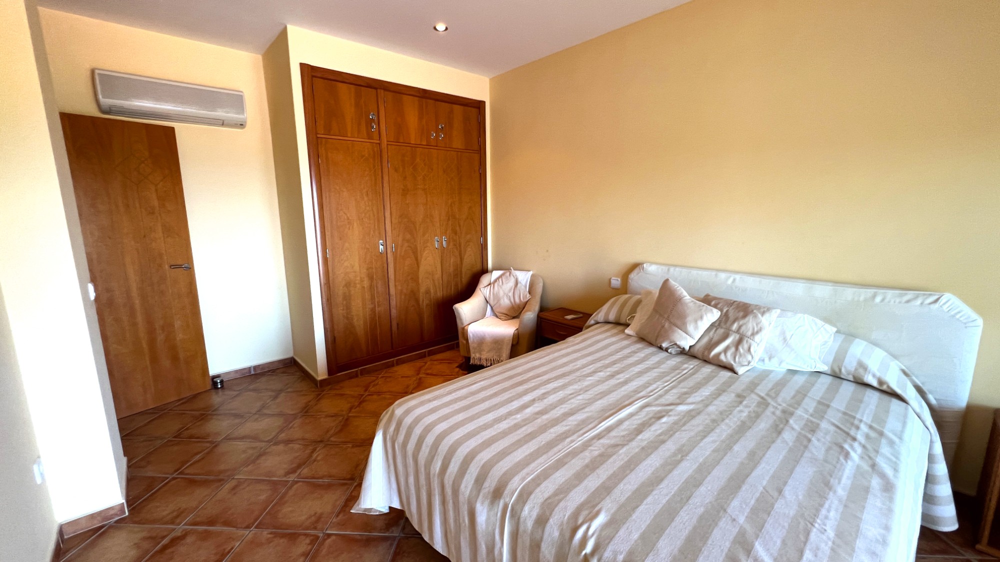  Chalet en venta directa con Plusvillas – C4166* – Villa con 6 dormitorios y 4 baños en Benissa Costa, (Costa Blanca), zona Baladrar 