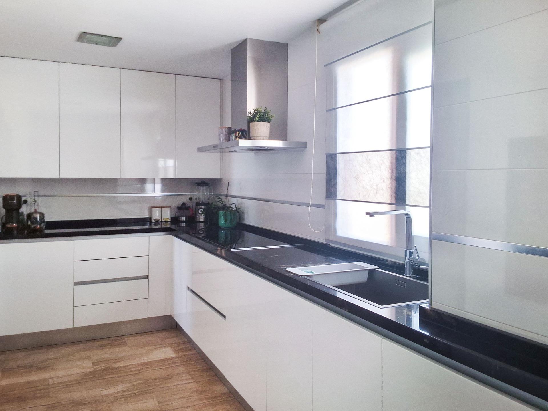  Apartamento en venta directa con Plusvillas – A17540* – Bonito apartamento de 2 dormitorios y 2 baños., (Costa Blanca), zona Benidorm 