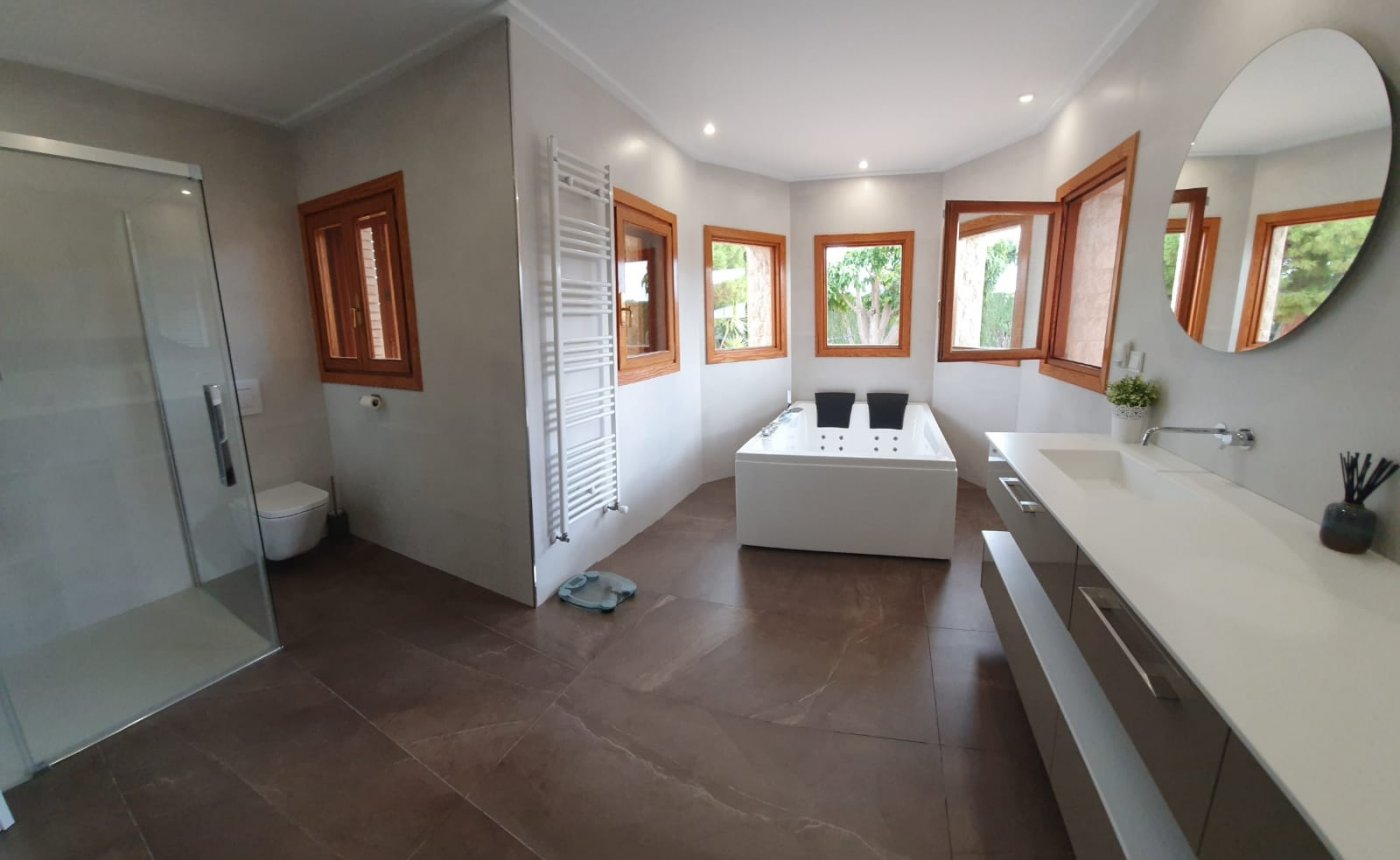  Chalet en venta directa con Plusvillas – C23088* – Villa con 5 dormitorios y 5 baños en Calpe, (Costa Blanca), zona Calpe 