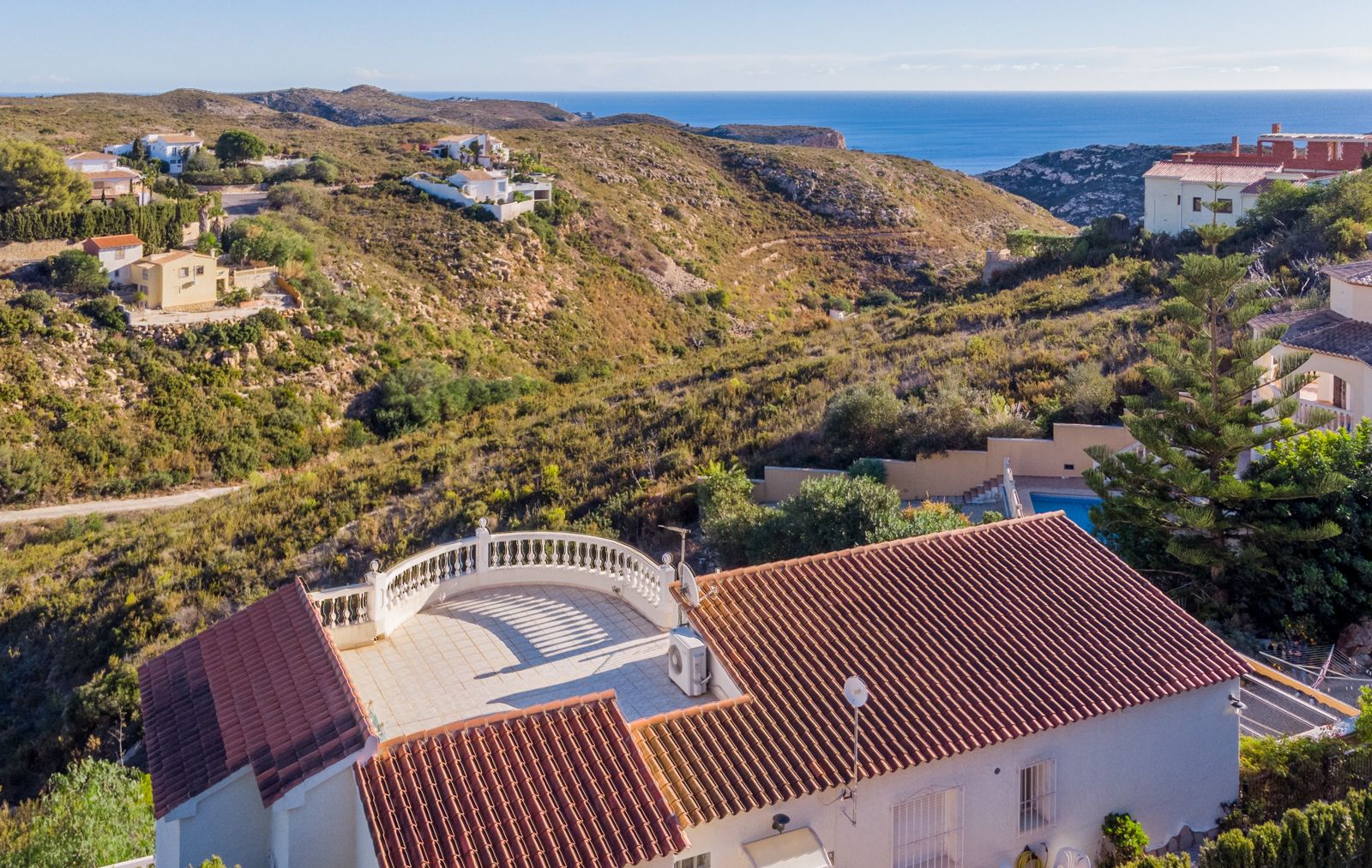  Chalet en venta directa con Plusvillas – C27022* – Villa con 4 dormitorios y 3 baños en Benitachell, (Costa Blanca), zona Cumbre del Sol 