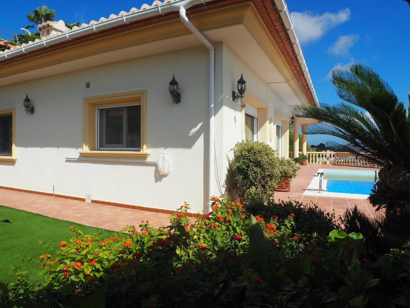  Chalet en venta directa con Plusvillas – C19015* – Villa con 4 dormitorios y 3 baños en Moraira-Teulada, (Costa Blanca), zona Benimeit 