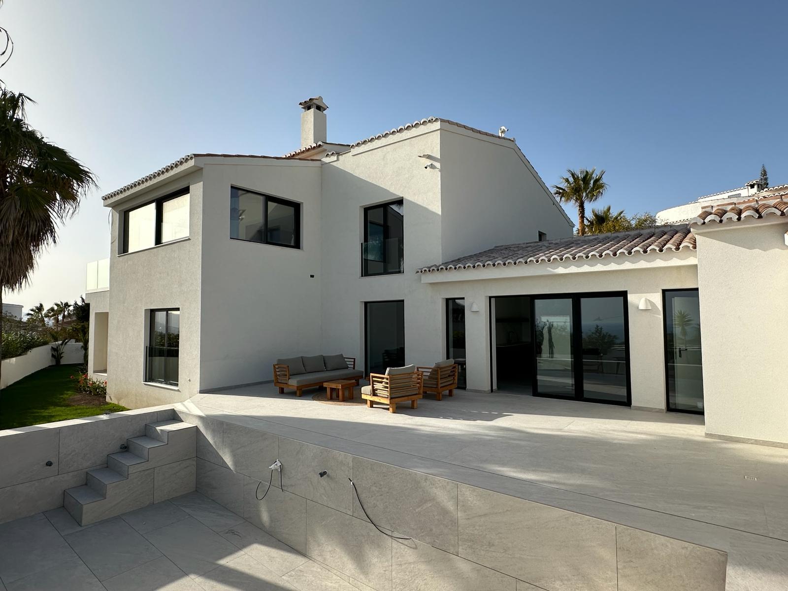  Chalet en venta con plusvillas -C121- Villas de 5 dormitorios en la Cumbre del sol con bonitas vistas al mar (Costa Blanca) 