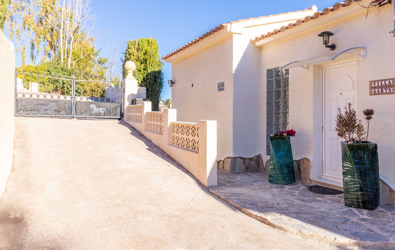  Chalet en venta directa con Plusvillas – C27022* – Villa con 4 dormitorios y 3 baños en Benitachell, (Costa Blanca), zona Cumbre del Sol 