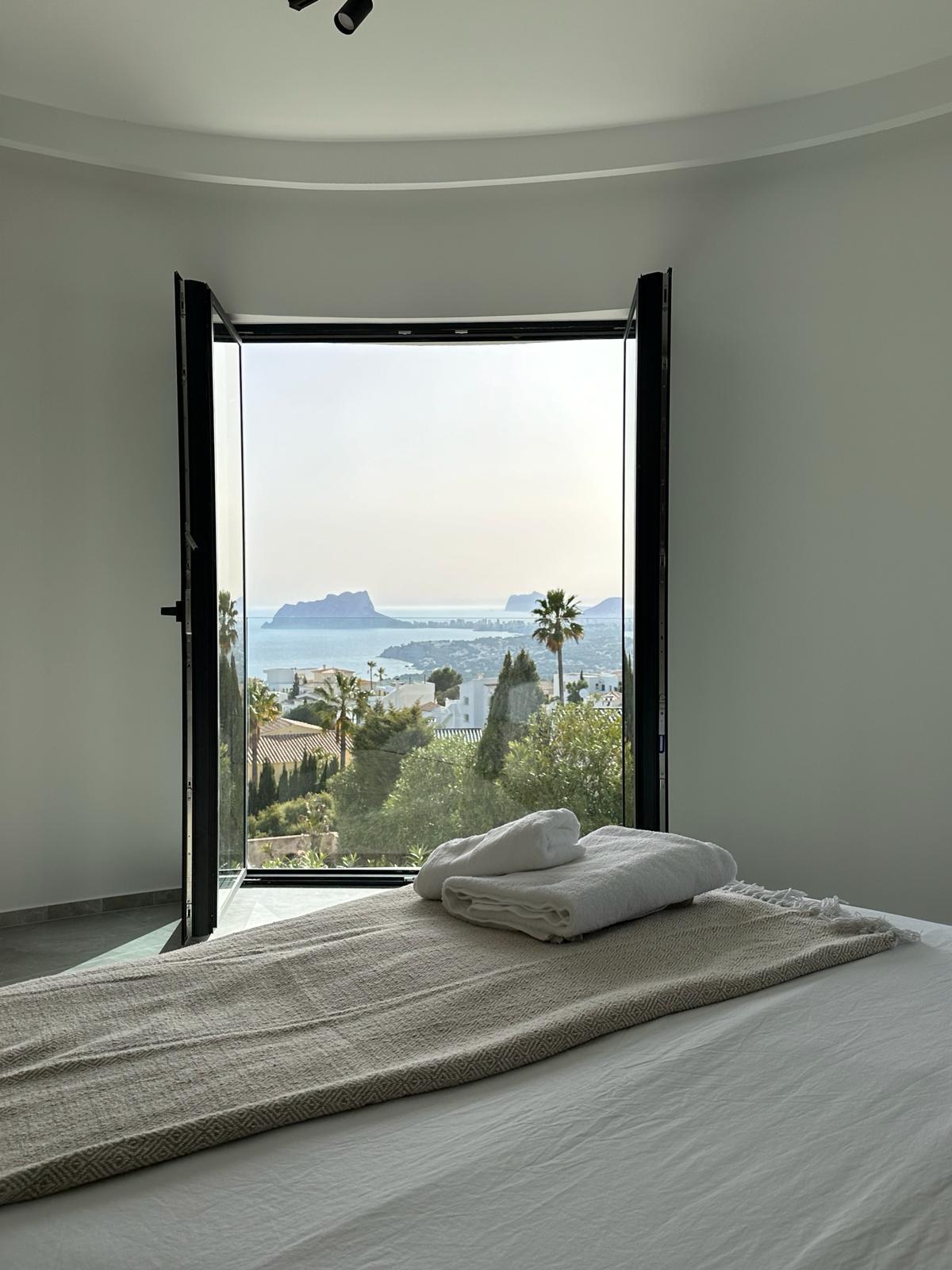  Chalet en venta con plusvillas -C121- Villas de 5 dormitorios en la Cumbre del sol con bonitas vistas al mar (Costa Blanca) 