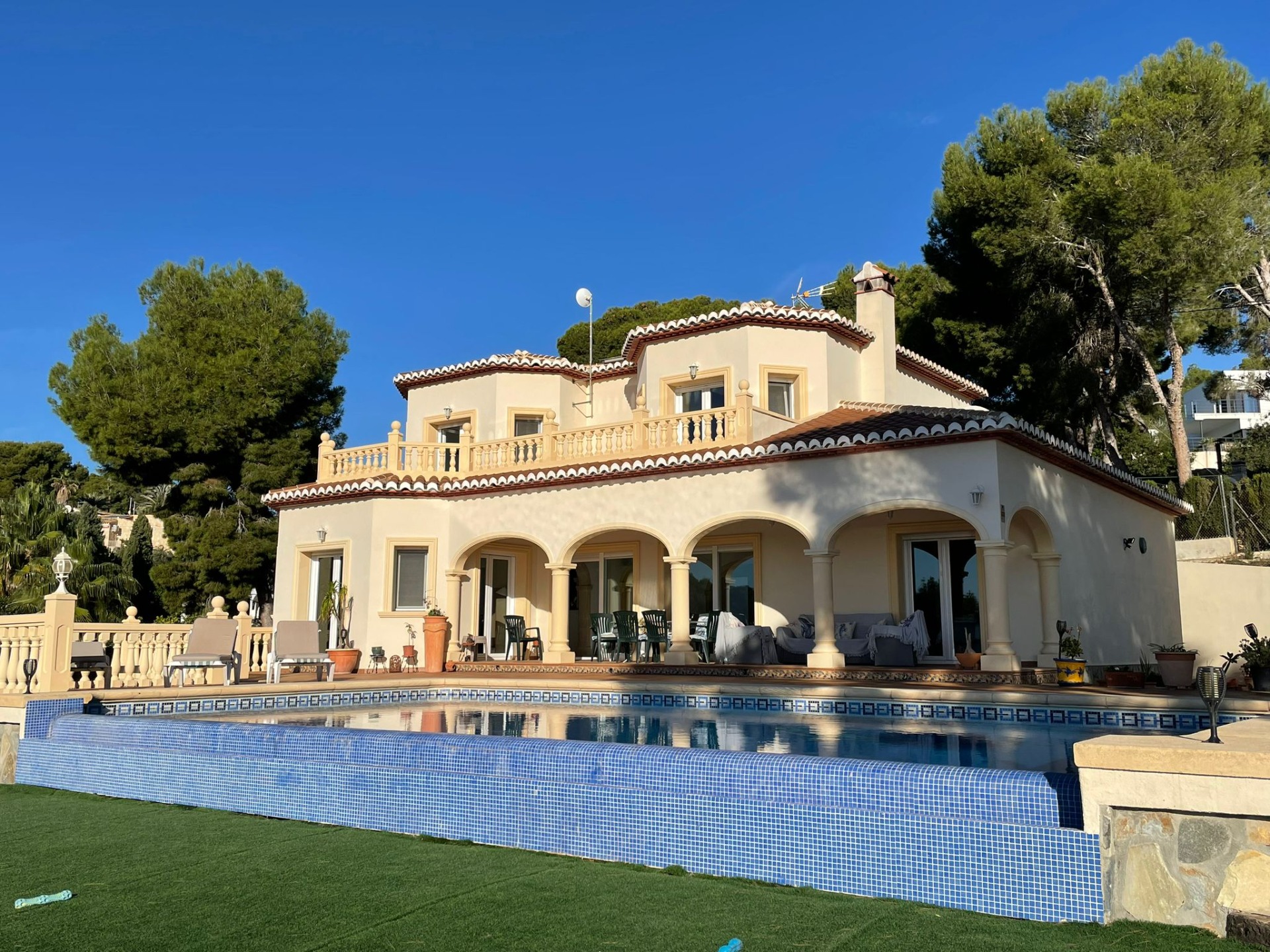  Chalet en venta directa con Plusvillas – C23082* – Villa con 4 dormitorios y 3 baños en Benissa, (Costa Blanca), zona Fanadix 