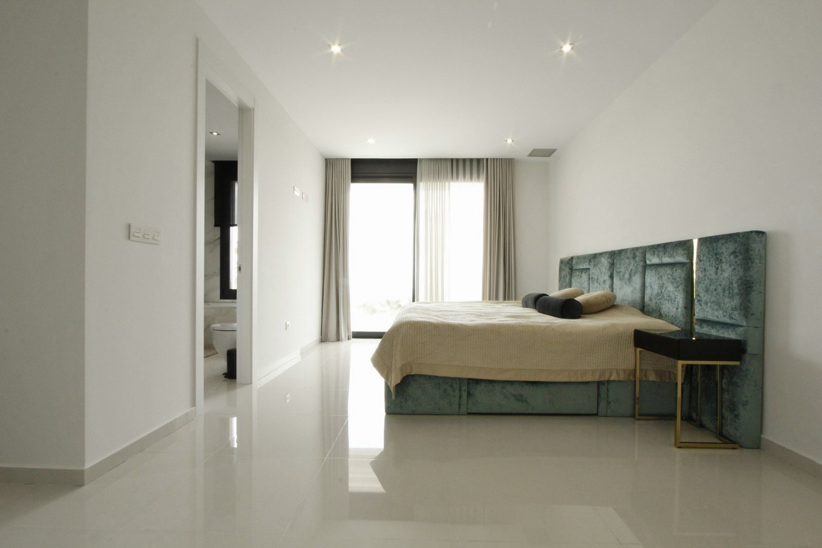  Chalet en venta directa con Plusvillas – C27025* – Villa con 5 dormitorios y 6 baños en Sierra Cortina, (Costa Blanca), zona Montroyal 