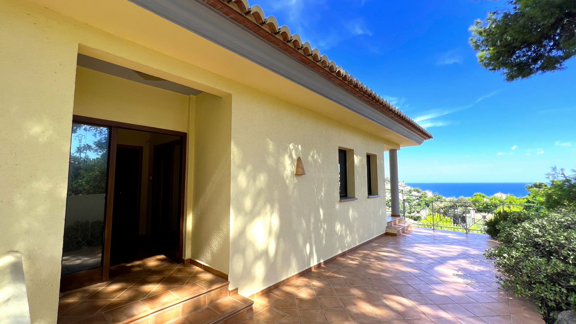  Chalet en venta directa con Plusvillas – C4166* – Villa con 6 dormitorios y 4 baños en Benissa Costa, (Costa Blanca), zona Baladrar 