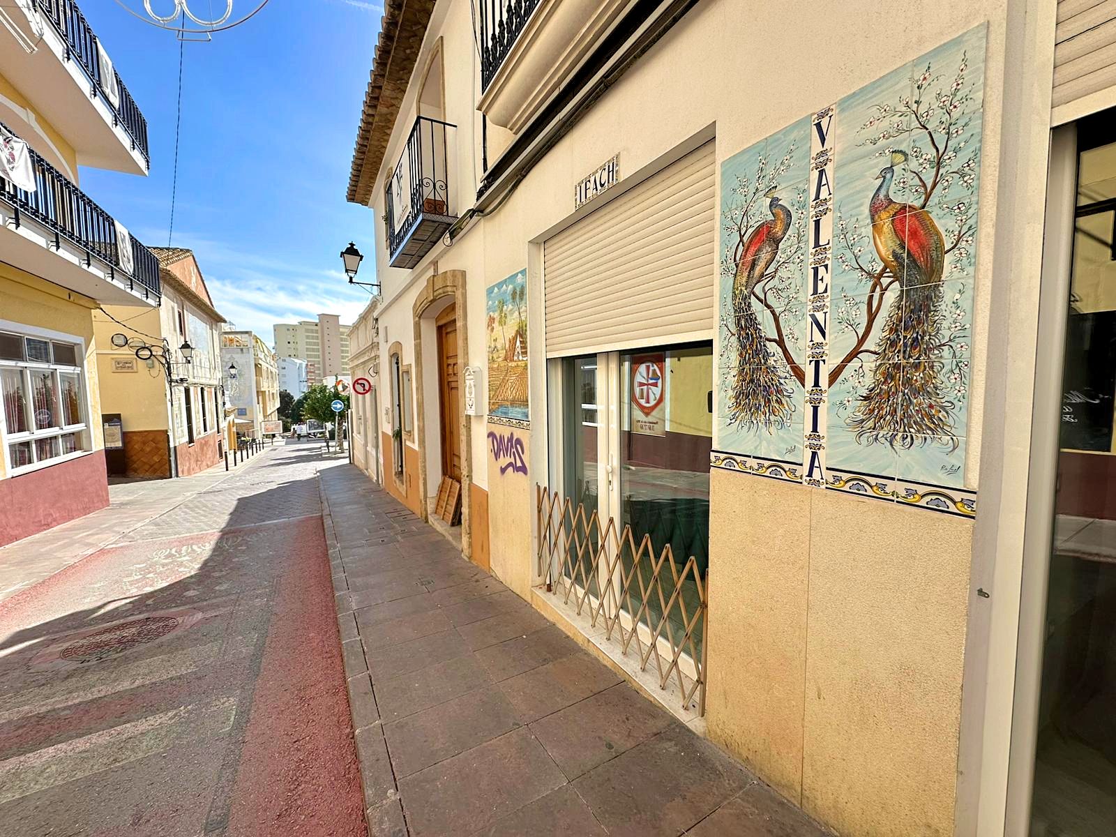  Chalet en venta directa con Plusvillas – C35040* – Villa con 6 dormitorios y 5 baños en Calpe, (Costa Blanca), zona Casco Antiguo 