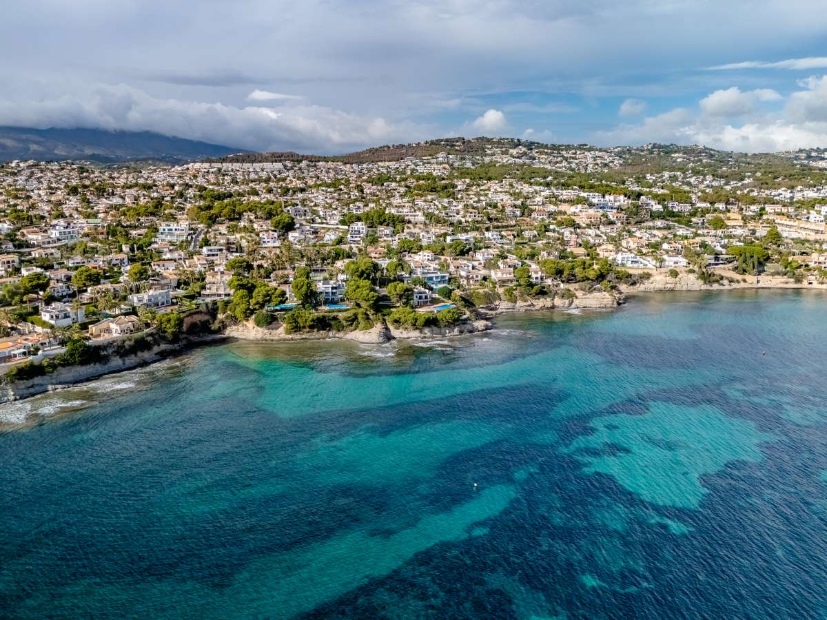  Chalet en venta directa con Plusvillas – C22035* – Villa con 5 dormitorios y 5 baños en Calpe, (Costa Blanca), zona Calpe 