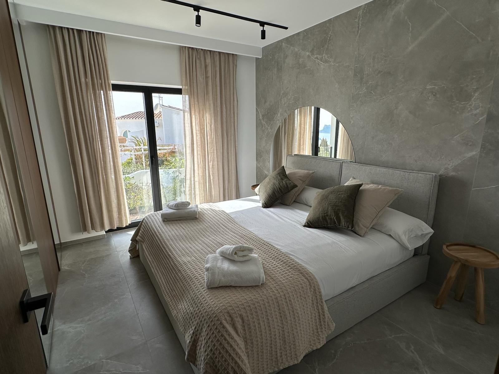  Chalet en venta con plusvillas -C121- Villas de 5 dormitorios en la Cumbre del sol con bonitas vistas al mar (Costa Blanca) 