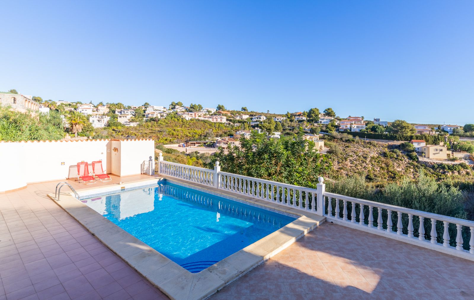  Chalet en venta directa con Plusvillas – C27022* – Villa con 4 dormitorios y 3 baños en Benitachell, (Costa Blanca), zona Cumbre del Sol 