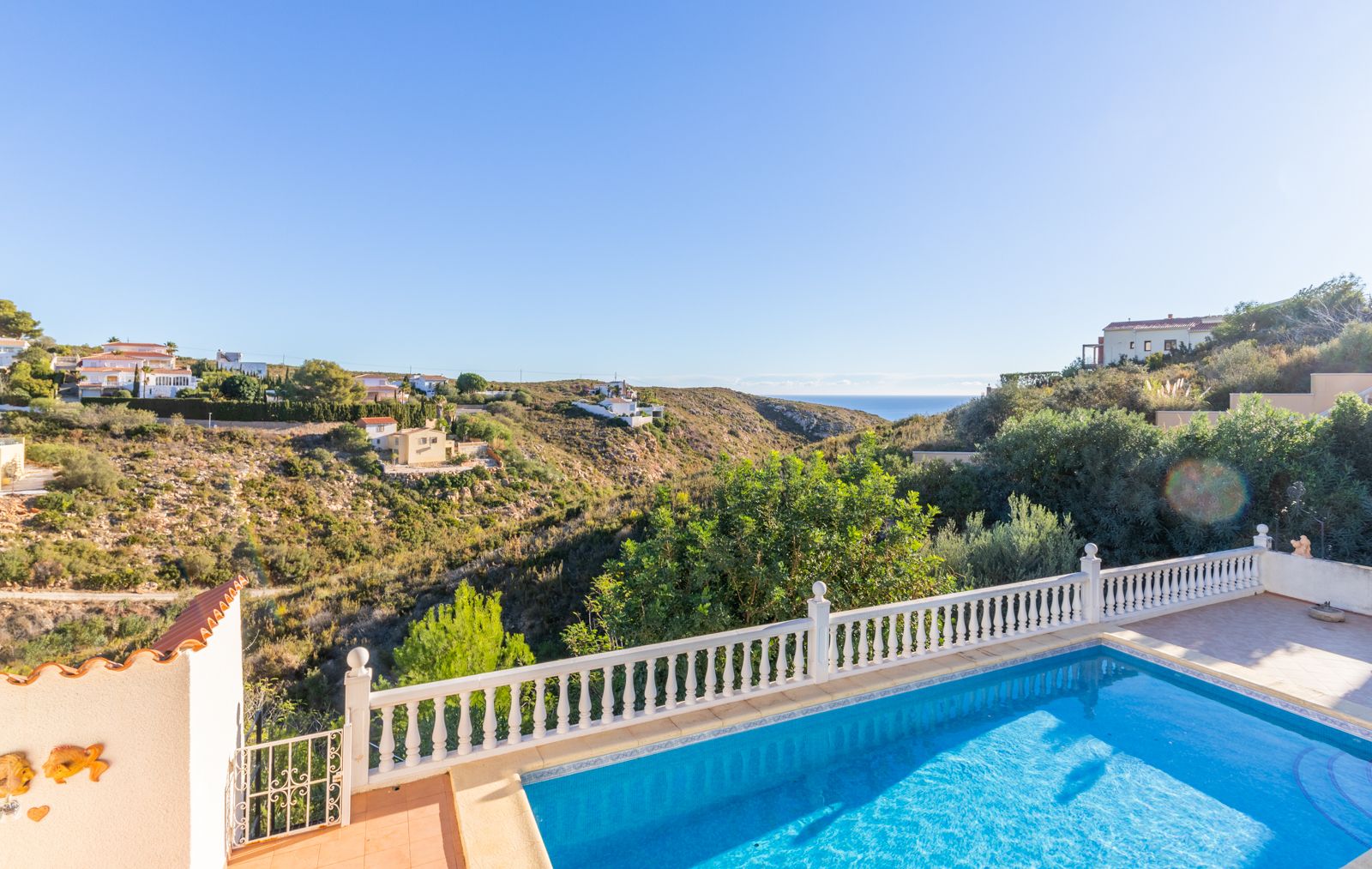  Chalet en venta directa con Plusvillas – C27022* – Villa con 4 dormitorios y 3 baños en Benitachell, (Costa Blanca), zona Cumbre del Sol 