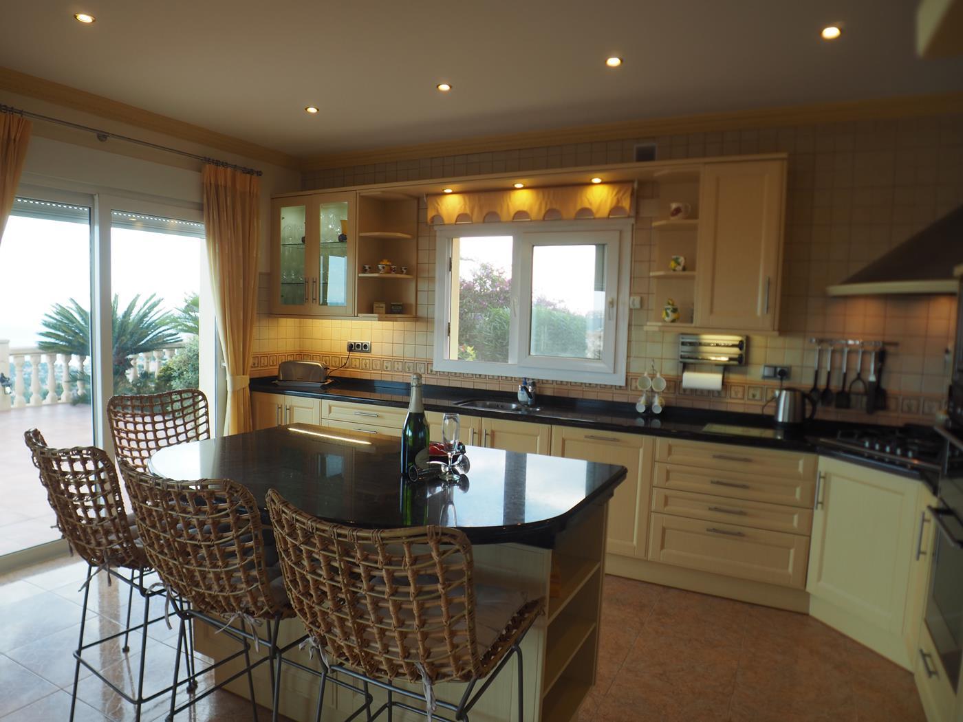  Chalet en venta directa con Plusvillas – C19015* – Villa con 4 dormitorios y 3 baños en Moraira-Teulada, (Costa Blanca), zona Benimeit 