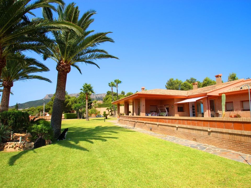  Chalet en venta directa con Plusvillas – C23088* – Villa con 5 dormitorios y 5 baños en Calpe, (Costa Blanca), zona Calpe 