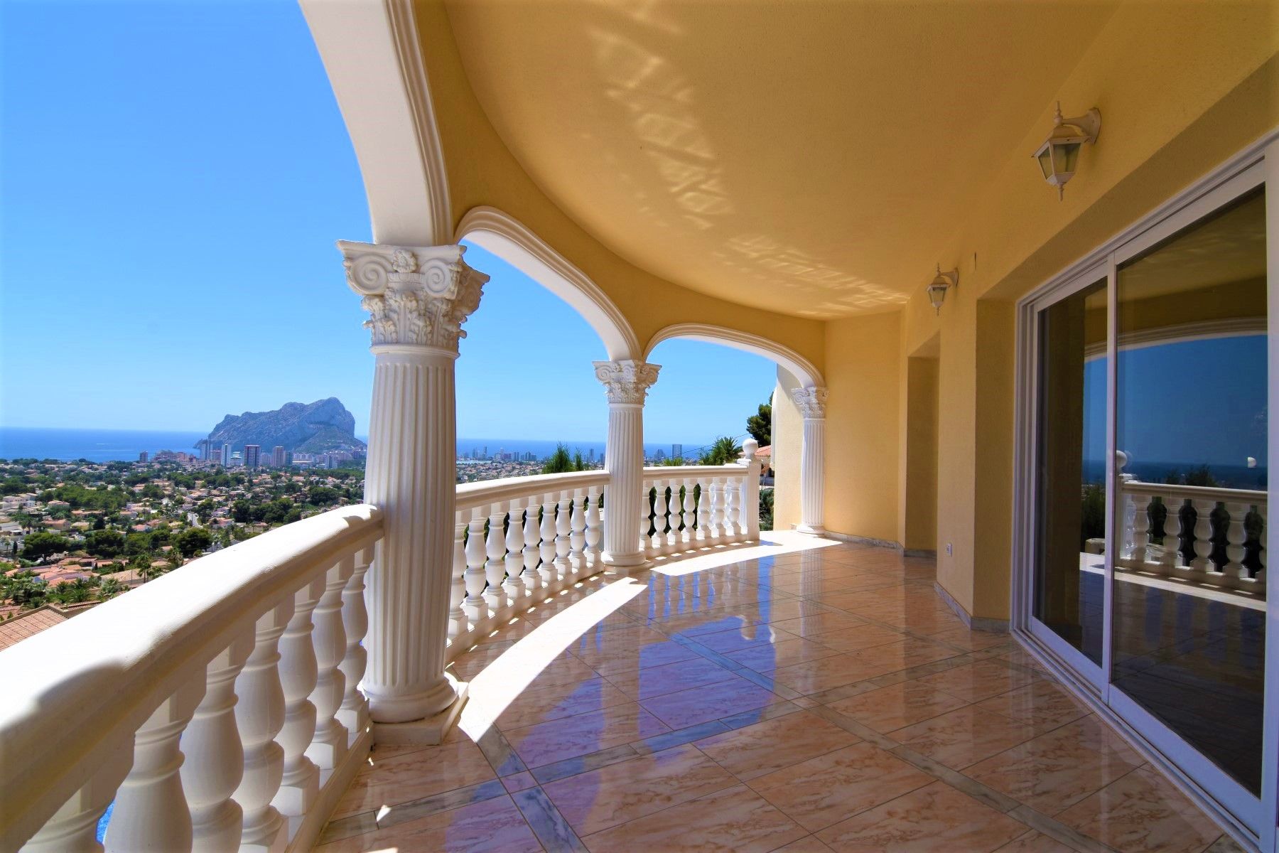  Chalet en venta directa con Plusvillas – C20008* – Villa con 4 dormitorios y 4 baños en Calpe, (Costa Blanca), zona Tosal de la Cometa 