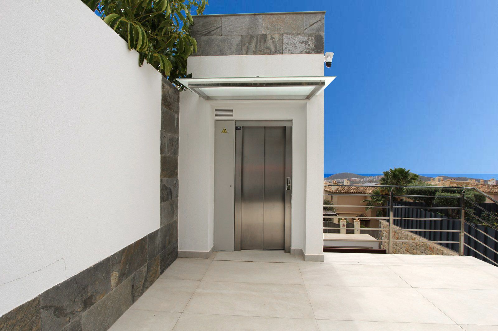  Chalet en venta directa con Plusvillas – C27025* – Villa con 5 dormitorios y 6 baños en Sierra Cortina, (Costa Blanca), zona Montroyal 