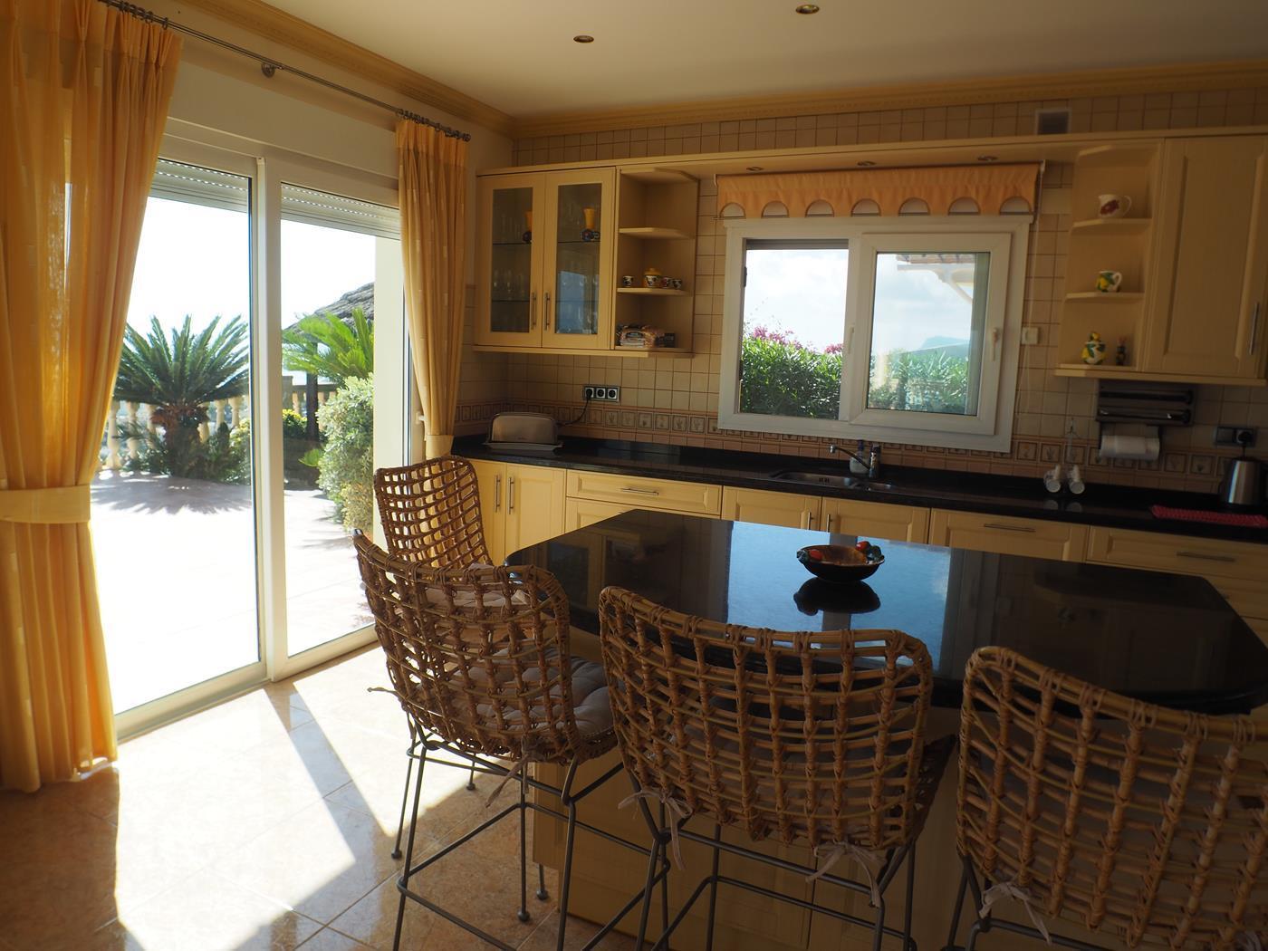  Chalet en venta directa con Plusvillas – C19015* – Villa con 4 dormitorios y 3 baños en Moraira-Teulada, (Costa Blanca), zona Benimeit 