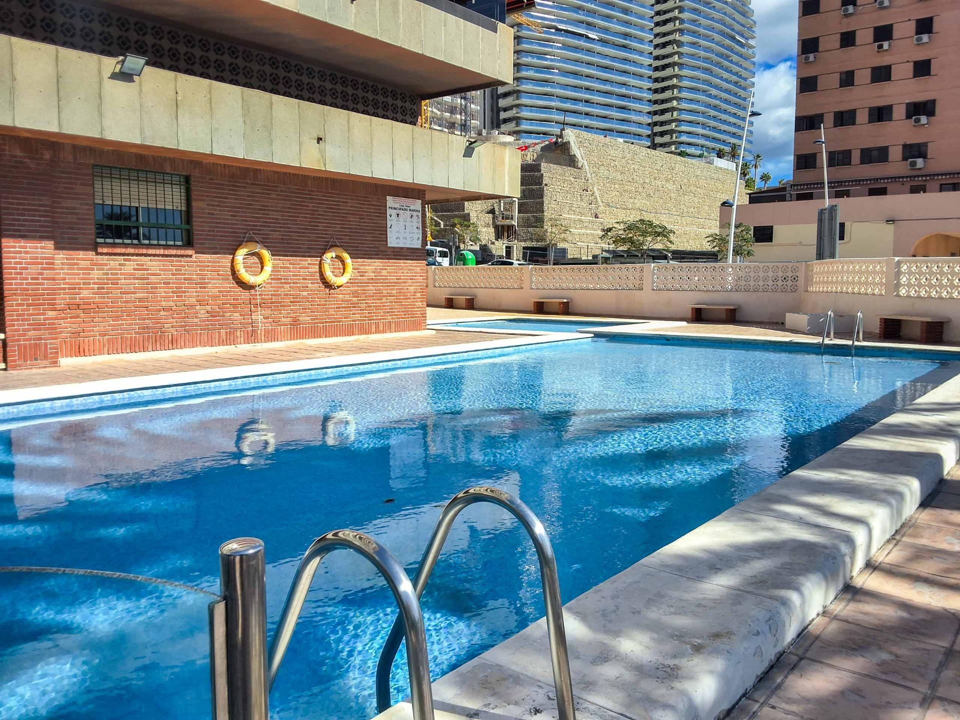  Apartamento en venta directa con Plusvillas – A17540* – Bonito apartamento de 2 dormitorios y 2 baños., (Costa Blanca), zona Benidorm 