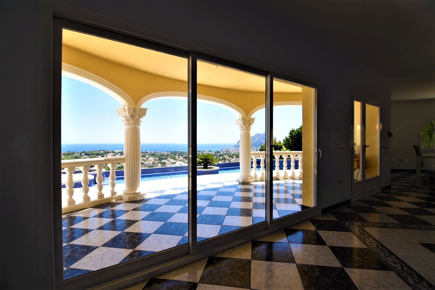  Chalet en venta directa con Plusvillas – C20008* – Villa con 4 dormitorios y 4 baños en Calpe, (Costa Blanca), zona Tosal de la Cometa 