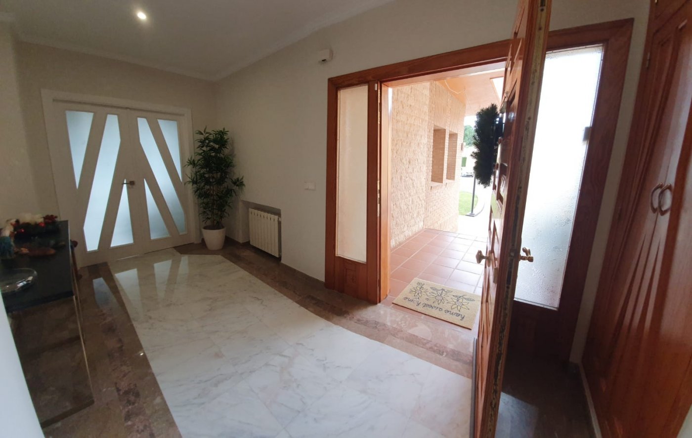  Chalet en venta directa con Plusvillas – C23088* – Villa con 5 dormitorios y 5 baños en Calpe, (Costa Blanca), zona Calpe 