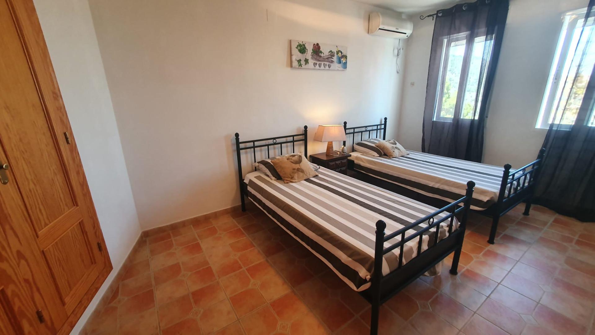  Chalet en venta directa con Plusvillas – C23100* – Villa con 8 dormitorios y 8 baños en Calpe, (Costa Blanca), zona Maryvilla 